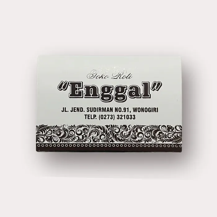 Kotak snack Toko Roti Enggal bermotif ornamen hitam