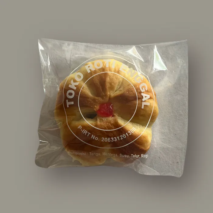Roti Nanas dengan ceri merah di tengah