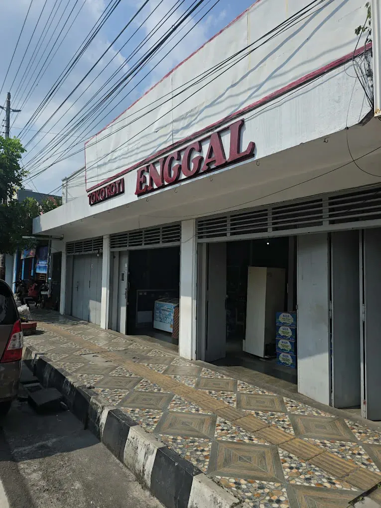Muka Toko Roti Enggal di Jalan Sudirman, papan nama huruf merah di fasad putih